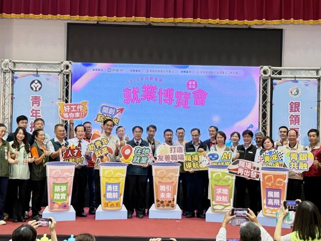 圖1.雲嘉南地區就博會包括勞動部長洪申翰、台南市長黃偉哲等多位貴賓皆出席為求職朋友們加油打氣。_Instructions for literal