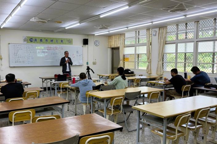 圖1.阿茹公司雖減班休息，在南分署協助下，藉由參加「減班休息勞工再充電計畫」，利用空檔參加課程，還能領取訓練津貼。_Instructions for literal