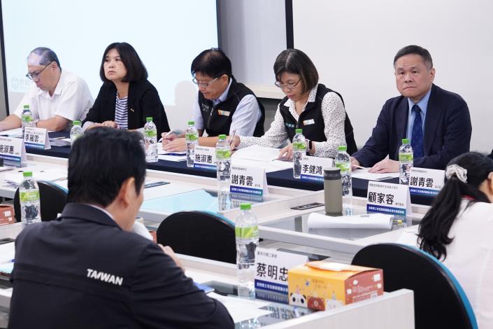 圖說2-勞動部政務次長李健鴻(右1)率領勞動部及所屬機關同仁，辦理「支持勞工安定就業措施企業交流座談會。.JPG_Instructions for literal