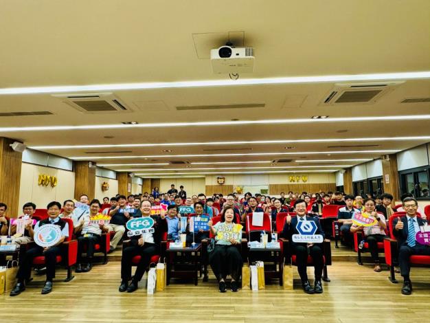 圖8.由雲嘉南分署、虎尾科技大學及友嘉集團產學訓三方合作辦理的「全國工業類科實作競賽」今年已邁入第11年，技職司長楊玉惠(中)特地南下為選手加油打氣。_Instructions for literal