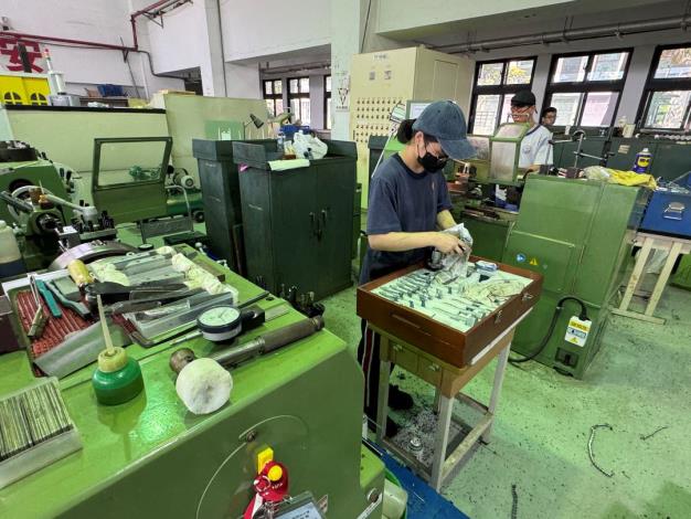 圖2.埔里高工潘俞含是本次競賽中少數的女性選手，第一次參賽即獲冠軍，令她非常開心。_Instructions for literal