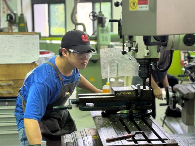 圖7.每位在場選手無不聚精會神，發揮自己最強的實力，拚搏競賽。_Instructions for literal