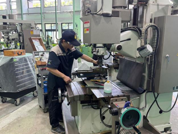 圖4.新北高工吳鎮逸，日練12小時、力求完美，最終奪得模具組冠軍。_Instructions for literal