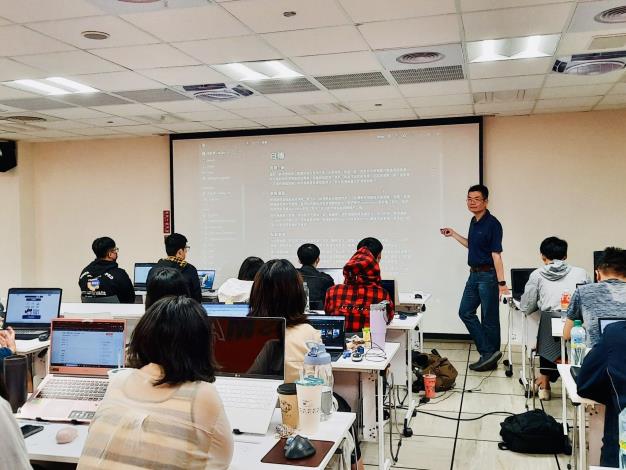 圖1.阿德透過南分署「產業新尖兵計畫」提升職能順利轉職，獎勵金及訓練費用補助更讓他能專注學習，無後顧之憂。_Instructions for literal