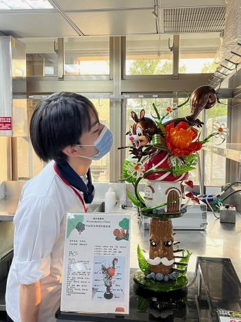 圖3.沈承佑作品充滿童趣、療癒人心，他覺得烘焙是件開心、幸福的事情，希望將這樣的心情透過作品傳遞出去。.JPG_Instructions for literal