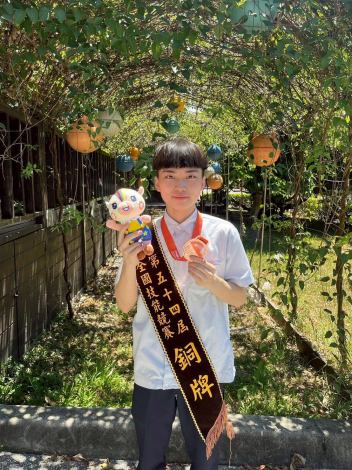 圖1.目前就讀永平工商的沈承佑以對烘焙的熱情與自我要求，第一次參加全國賽便拿下第三名佳績，今年更順利選拔上國手，將代表國家出賽明年第48屆國際技能競賽。.JPEG_Instructions for literal