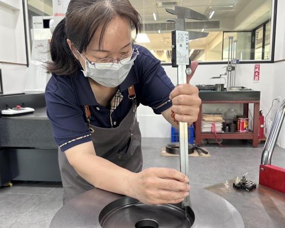 圖1. 公司為小雲導入電子式卡尺，數據能即時呈現，讓她對焦不再費力、更快完成檢測。_Instructions for literal