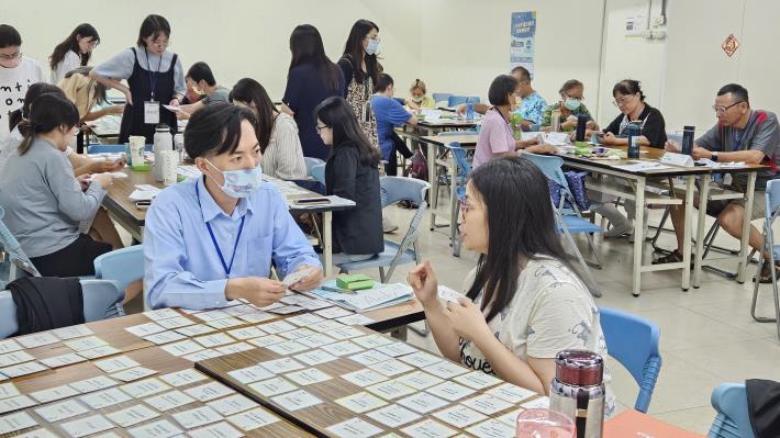 學員透過職涯門診小團體課程，分享其求學、就業或成功達成某目標之經驗，講師再將其能力特質及就業需求進行綜整_Instructions for literal