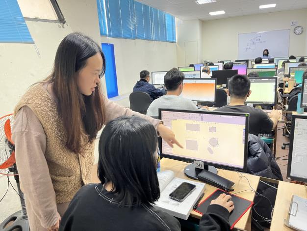 勞動部南分署「工業產品設計人員培訓班」，透過課程更加了解相關實務理論，使參訓青年習得繪圖、產品設計等職能.JPG_Instructions for literal