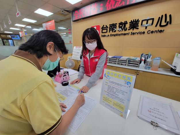 圖1.雲嘉南分署轄區內各就業中心都有專人輔導收件，民眾可多加利用。_Instructions for literal