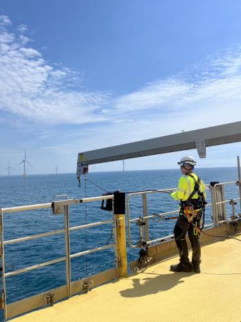 Mark訓後不僅順利取得工業配線乙級證照，更成功投入綠領產業擔任離岸運維技師、年薪上看百萬元.JPG_Instructions for literal