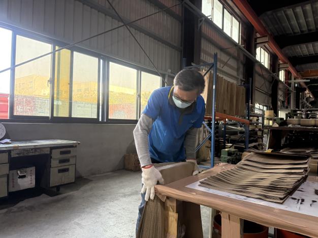 阿坤目前任職於唐聚企業股份有限公司擔任產線技術員，負責料袋整理、紡織印刷機台操作及倉儲等工作_Instructions for literal