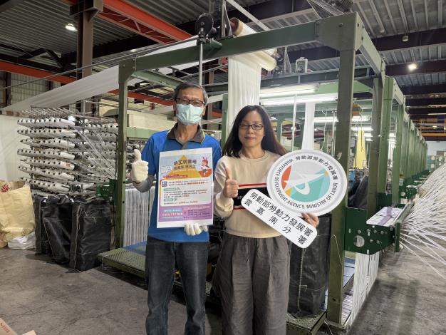 勞動部「勞工就業通計畫」協助阿坤(左)順利續寫職涯新歷程，也幫企業找到人才、緩缺工，營造勞雇雙贏！.JPG_Instructions for literal