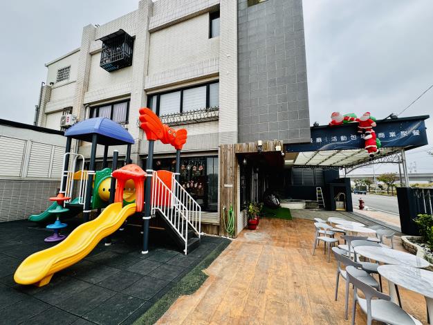 圖3.雲林虎尾鎮的「饗戀鬆餅」餐廳，位於雲林高鐵站附近，交通便利，並結合餐飲與親子友善空間，適合家庭客群於年節期間造訪。_Instructions for literal