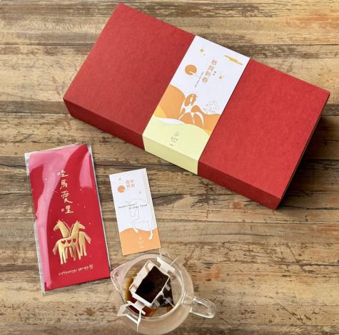 圖2.嘉義民雄火車站附近的「咖啡學」主打限量「春節耳掛咖啡禮盒」，附贈紅包袋，讓民眾於年節期間能輕鬆享用精品咖啡。_Instructions for literal