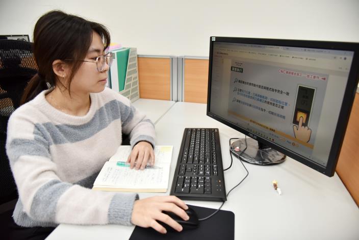 減班休息勞工可利用再充電計畫進修提升自身職能，最高可申請訓練津貼1萬6,300元。.JPG_Instructions for literal