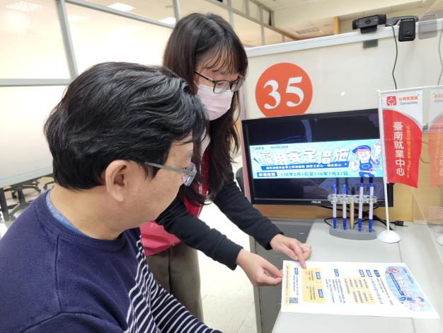 勞動部將延長辦理「僱用安定措施」，9行業在公告辦理期間雇主協議實施減班休息達30日以上，就能申領薪資差額補貼，每人每月最高可領1萬1,500元。_Instructions for literal