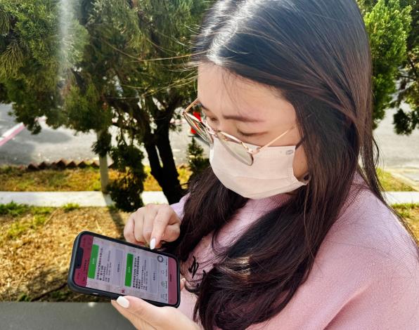 圖3.加入「台灣就業通」LINE 官方帳號好友，民眾可直接透過手機接收個人化就業資訊，不必頻繁登入網站，隨時掌握最新動態。_Instructions for literal