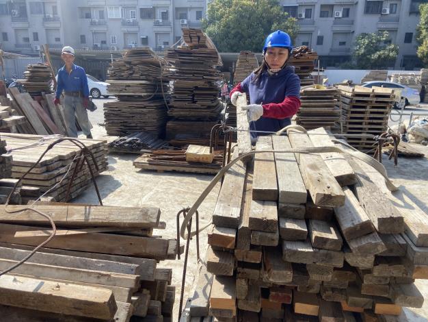 陳迦秦(右)在居家清潔工作室空閒之餘，也受聘至工地擔任營建木工助理，開啟多元斜槓人生.JPG_Instructions for literal