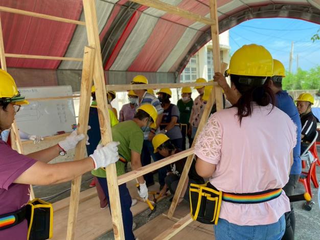 雲嘉南分署委外職前模板工程班授課畫面_Instructions for literal