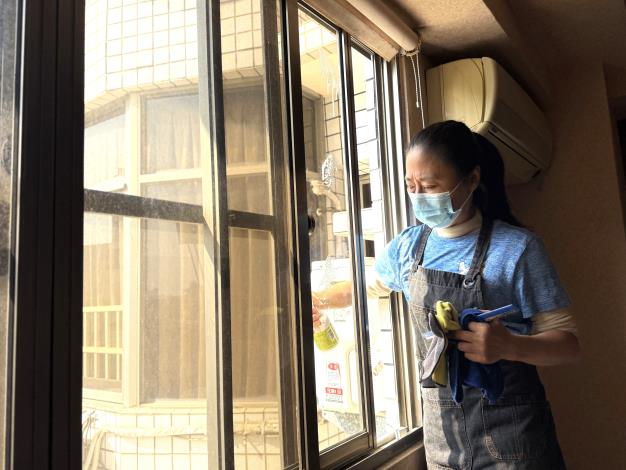 陳迦秦透過勞動部委外職前清潔訓練後，成立居家清潔工作室，擁有穩定收入、不再為生計煩惱_Instructions for literal
