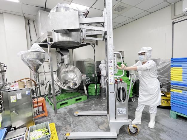 55歲的溫玉萍，因導入職務再設計方案申請就業輔具，有效減輕工作負擔，讓她不再喊累，更願意投入工作。_Instructions for literal