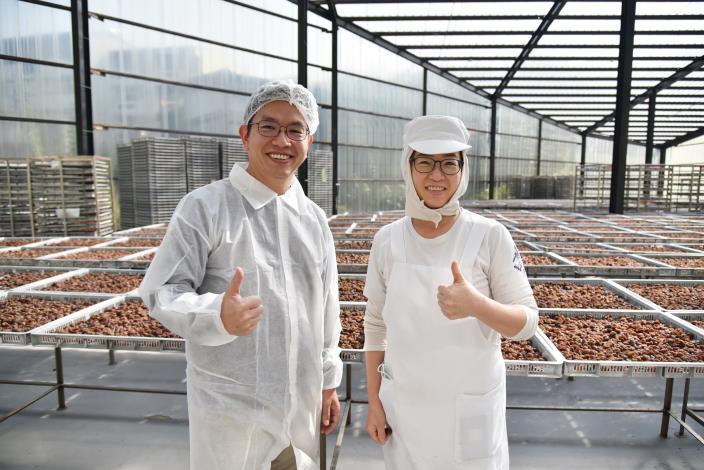 梅子元氣館館長廖璟銘(左)認為中高齡員工在職場工作的穩定度高，透過職務再設計方案能延長他們的工作壽命，為公司留下好人才。.JPG_Instructions for literal