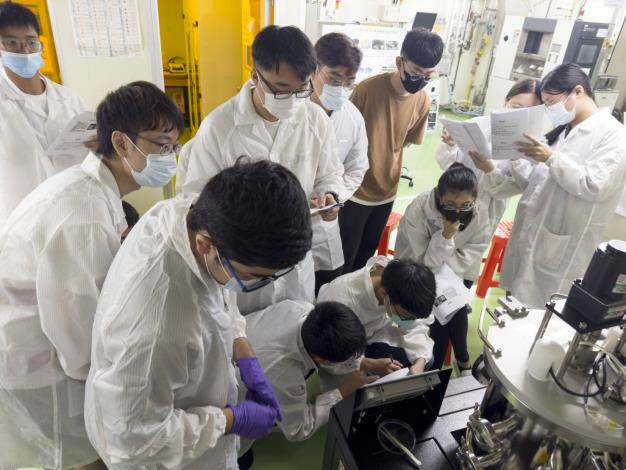 15至29歲待業青年參加政策性產業職訓課程，不但訓練費最高全額補助，訓練期間每月還加碼8千元學習獎勵金，最高合計可領9萬6千元學習獎勵金。_Instructions for literal
