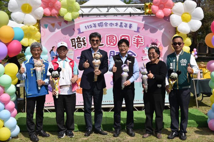 徵才活動包括立委劉建國、雲嘉南分署長劉邦棟都到場勉勵求職者。.JPG_Instructions for literal