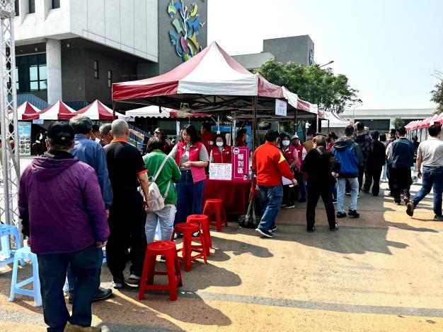 圖1.新營就業中心今在台灣自來水研訓園區辦徵才，吸引不少求職民眾。_Instructions for literal