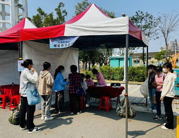 圖3.徵才活動現場醫療業攤位前也吸引不少求職民眾排隊。_Instructions for literal