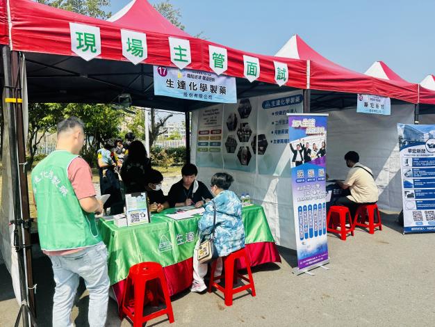 圖2.現場釋出逾650職缺，吸引不少民眾現場面試。_Instructions for literal