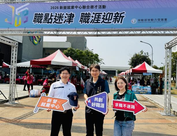 圖4.今日包括雲嘉南分署長劉邦棟(左)、六甲區長陳啓榮(中)都到場勉勵求職者。_Instructions for literal