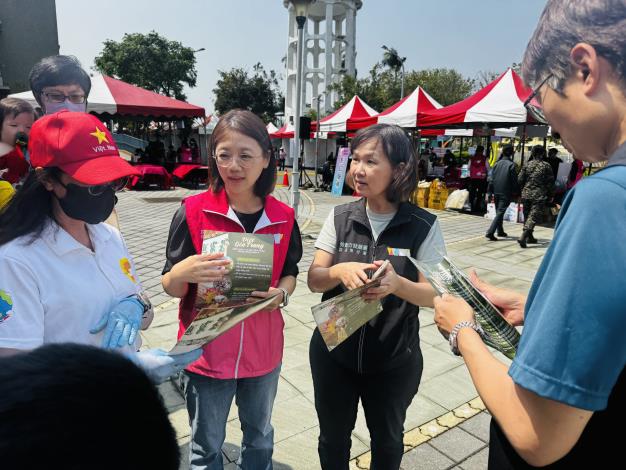 圖5.雲嘉南分署秘書曾秋瑾(右二)也到場關心民眾求職情形。_Instructions for literal