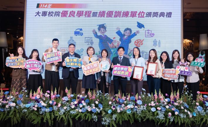 雲嘉南分署合作單位嘉南藥理大學(右5)及中國化學製藥公司(右4)獲勞發署頒發大專校院優良學程和績優訓練單位_Instructions for literal