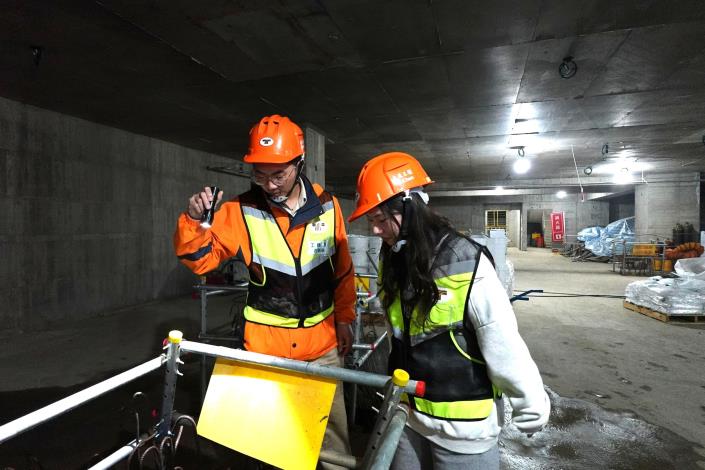 戴佳君(右)透過大專預聘計畫獲得大成工程股份有限公司機電工程師的實習機會，訓後因表現優異獲公司加薪留用_Instructions for literal