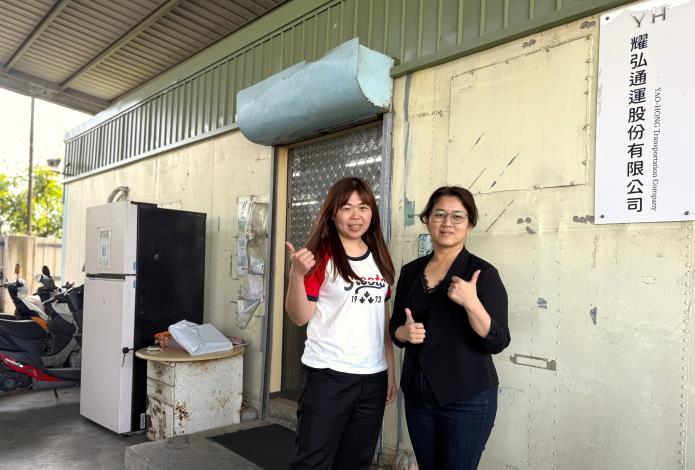 耀弘通運人資主管陳小姐(右)呼籲企業踴躍申請婦女再就業工時調整等措施，並表示二度就業婦女是缺工時代不可或缺的優質勞動力_Instructions for literal