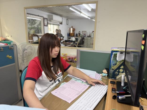 二度就業婦女小臻，透過勞動部朴子就業中心推介媒合至耀弘通運擔任行政人員，迄今已穩定就業半年、並順利領到「再就業獎勵」_Instructions for literal