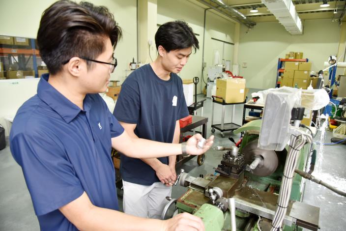 「青年就業旗艦計畫」鼓勵企業以「先僱後訓」模式進用青年，單一企業每年最高可補助180萬元，減輕企業用人成本。.JPG_Instructions for literal