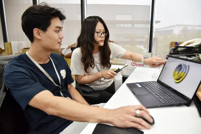 「青年就業旗艦計畫」由資深員工手把手教學，協助青年從適應職場、熟悉業務到強化專業能力，一步到位，培養企業所需即戰力。.JPG_Instructions for literal