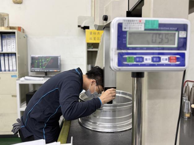 應屆畢業青年林坤昇透過「支援青年就業計畫」尋得合適的求職方向，成功媒合至巧新科技工業擔任生產品檢技術員_Instructions for literal