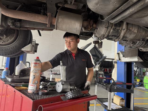 吳鳳科大車輛工程系黃品睿透過雙軌計畫，邊工作賺錢、邊完成學業，大幅減輕家中經濟負擔.JPG_Instructions for literal
