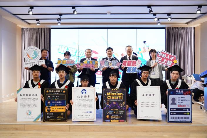 勞動部雙軌生畢業後將有畢業證書、結訓證書和專業職能認證，職場競爭力遠勝一般大專生，贏在職場起跑點.JPG_Instructions for literal