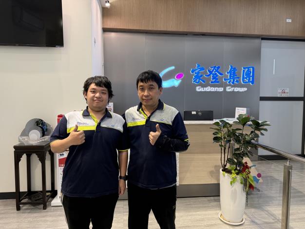 崑山科大機械工程系畢業生郭冠廷(左)，透過雙軌計畫累積職場經驗，訓後除順利畢業還獲加薪升職，職場超前佈署_Instructions for literal