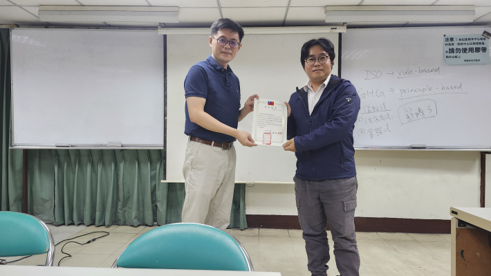 圖1.王祥名(右)參加台南市工業會辦理的「產業人才投資方案」溫室氣體相關課程，期間還順利考取「iPAS淨零碳規劃管理師（初級）」證照，為自己職涯加分。_Instructions for literal