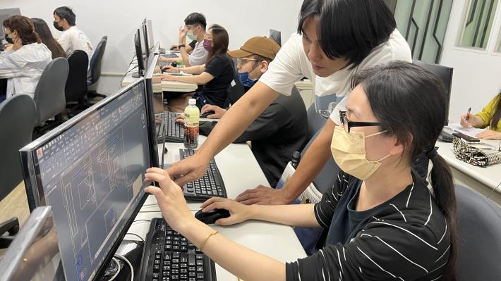 雲嘉南分署「室內設計人才」培訓班，透過扎實理論解說及搭配上機實作，協助學員短期內即習得相關職能.JPG_Instructions for literal