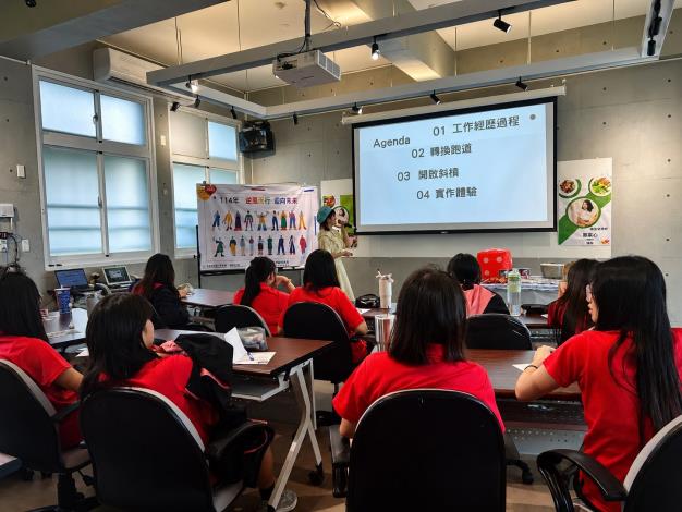 勞動部為加強照顧弱勢青少年，幫助其了解自我、定位方向，設計多元的創新課程，透過公益彩券回饋金補助計畫，辦理探索職涯及體驗教育課程，塑造職場信心_Instructions for literal