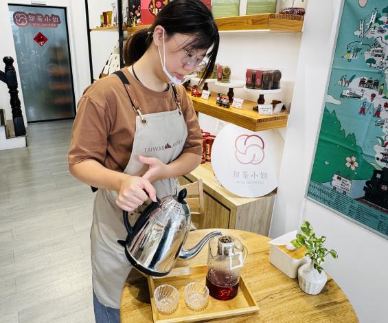 圖3.「甜茶小姐」店內的茶都是洪郁婷自家產的優質阿里山好茶，新鮮現沖，喝得到茶香清甜、尾韻回甘。_Instructions for literal