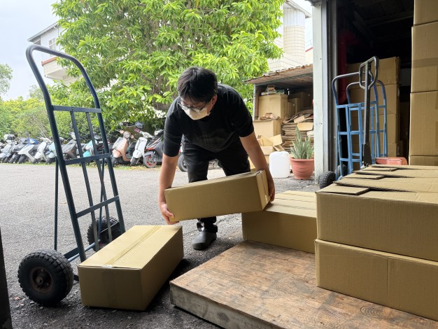 阿良目前主要負責倉庫貨品整理、出入庫管理及貨物清點等工作，迄今已穩定就業逾4個月.JPG_Instructions for literal