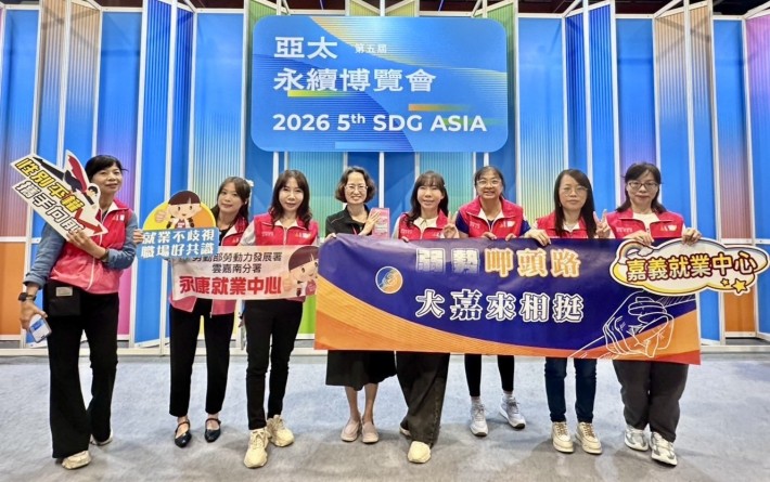 圖2. 南分署副分署長許慧香(左4)率團隊出席頒獎典禮，嘉義、永康就業中心雙雙獲獎，共享榮耀時刻。_Instructions for literal